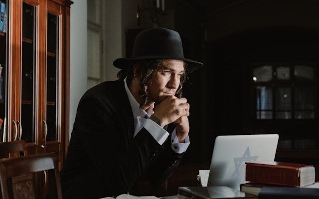 E-Libraries vs. Traditional Libraries
